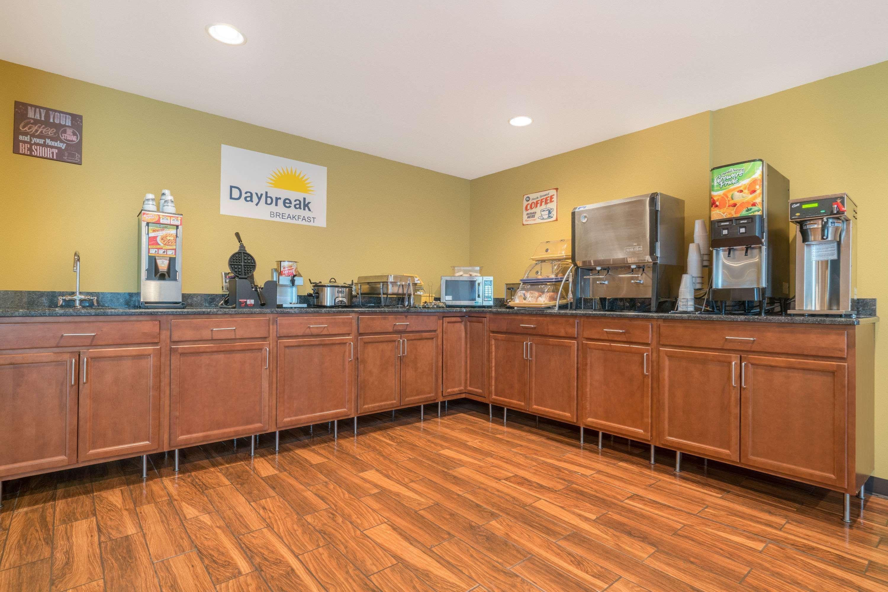 Days Inn & Suites By Wyndham Rochester South Extérieur photo