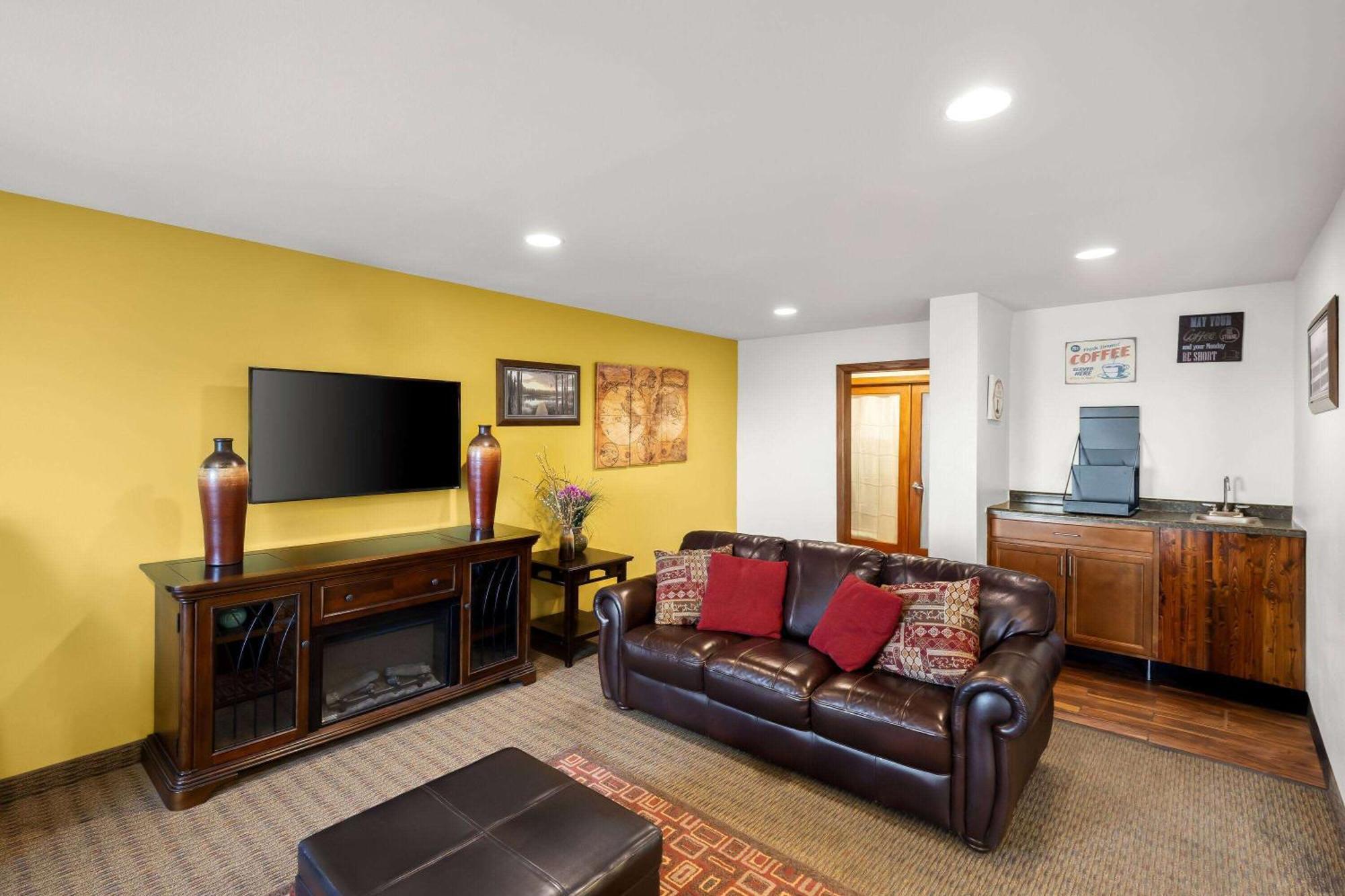 Days Inn & Suites By Wyndham Rochester South Extérieur photo