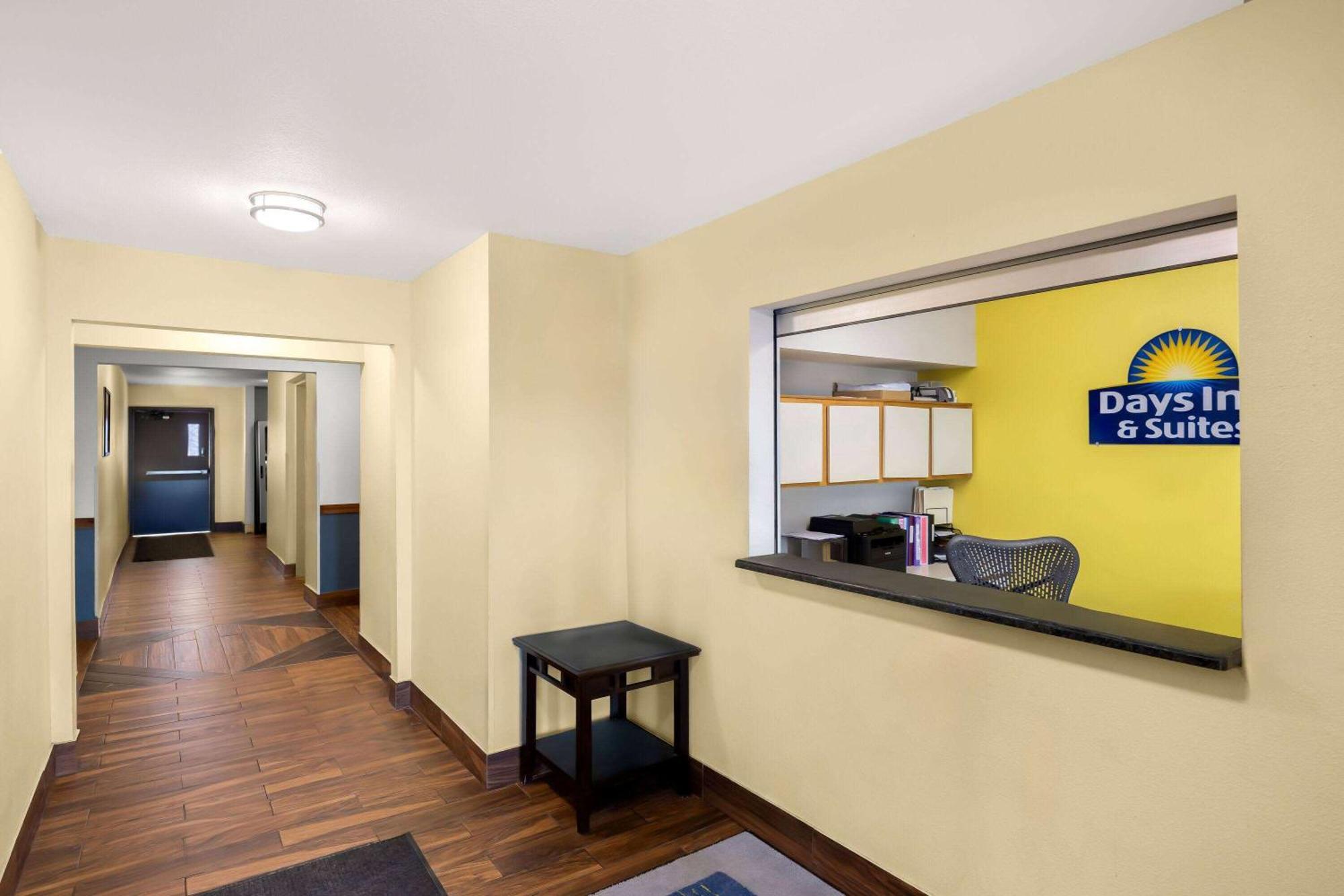 Days Inn & Suites By Wyndham Rochester South Extérieur photo
