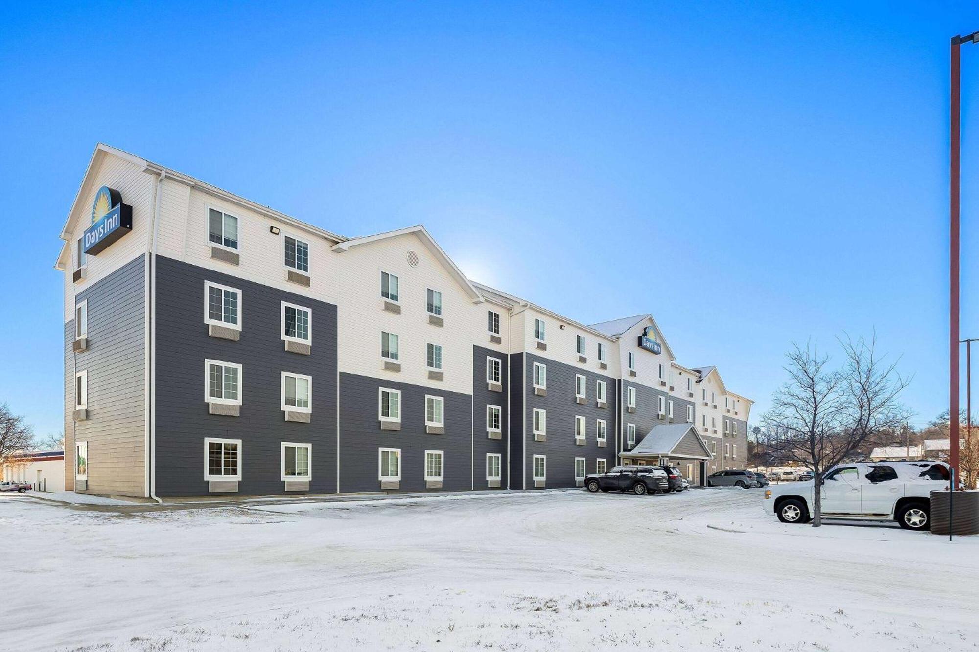 Days Inn & Suites By Wyndham Rochester South Extérieur photo